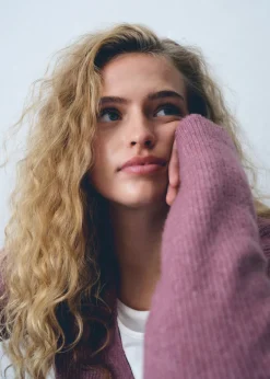 MANGO Swetry I Kardigany*Kardigan z dzianiny z dekoltem w szpic