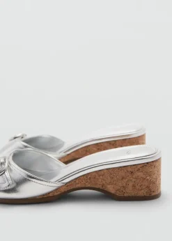 MANGO Buty*Klapki na koturnie w metalicznym kolorze ze sprzączką