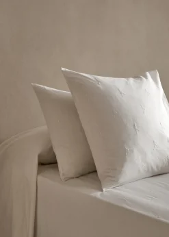 MANGO Poszewki Na Poduszki*Poszewka na poduszkę z bawełny z kwiatowym haftem 50 x 75 cm