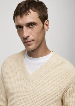 MANGO Kardigany I Swetry*Sweter z dekoltem w szpic z wełny alpaki